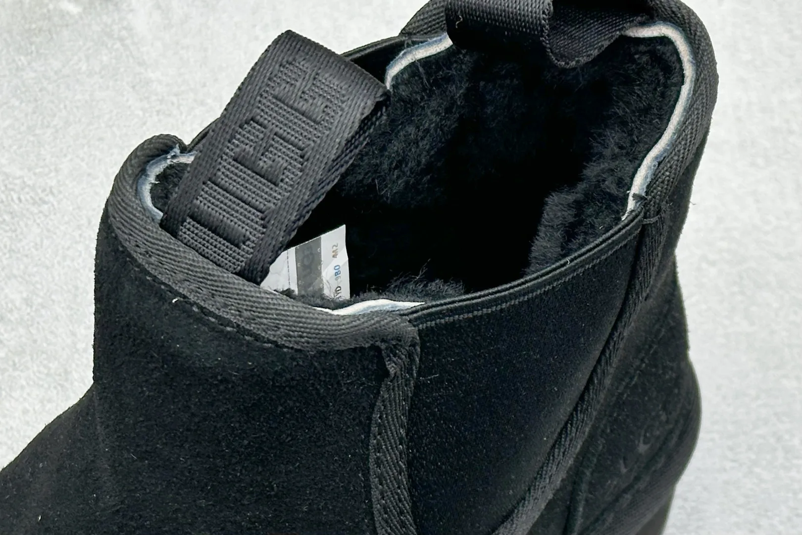 🐲💰 560 supports store UGG sheepskin and fur integrated snow boots 4526 Chelsea thick soles. All shoes are made of ZP from the same factory. Longfeng A-grade Australian imported sheepskin and fur integrated brand OEM production line fully follows the ZP process. OEM original pattern maker adheres to the principle of no original shoes and no development selection. Pay attention to every detail. The most correct version on the market 35-40. Item number: 1134526